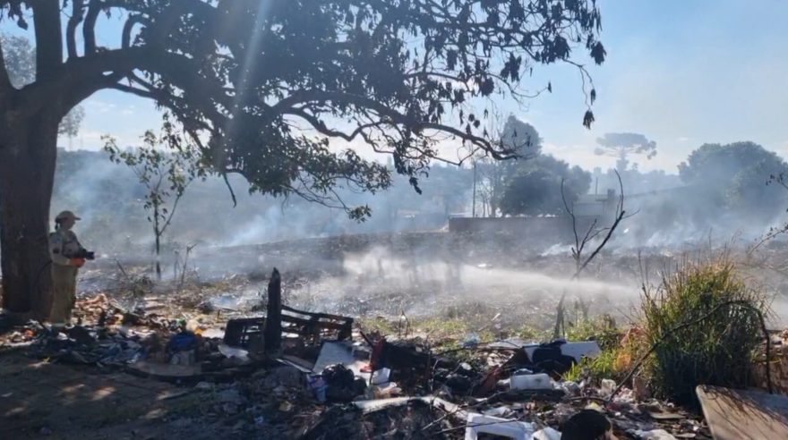 Corpo de Bombeiros combate incêndio em entulhos e vegetação em lote baldio no Cascavel Velho