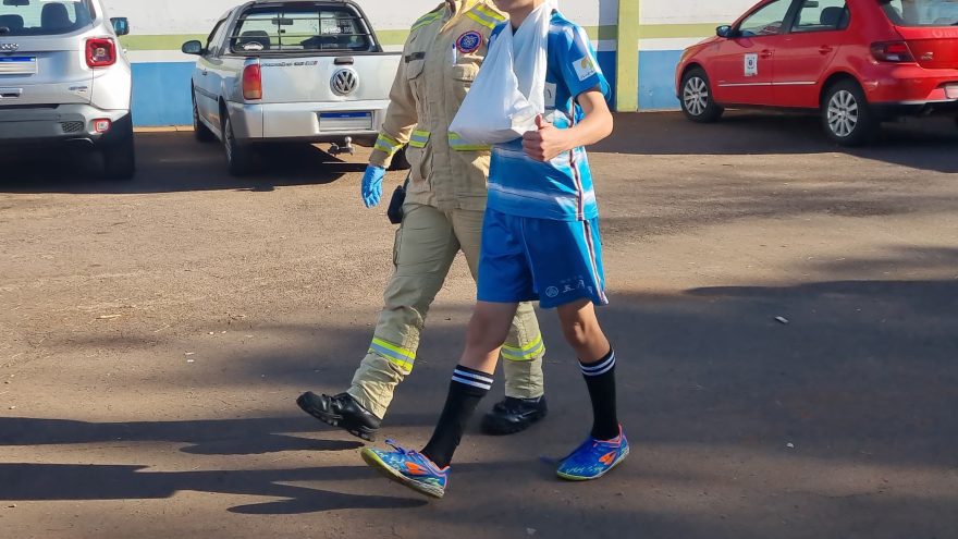 Adolescente de 13 anos sofre fratura no braço durante partida de futebol em Cascavel