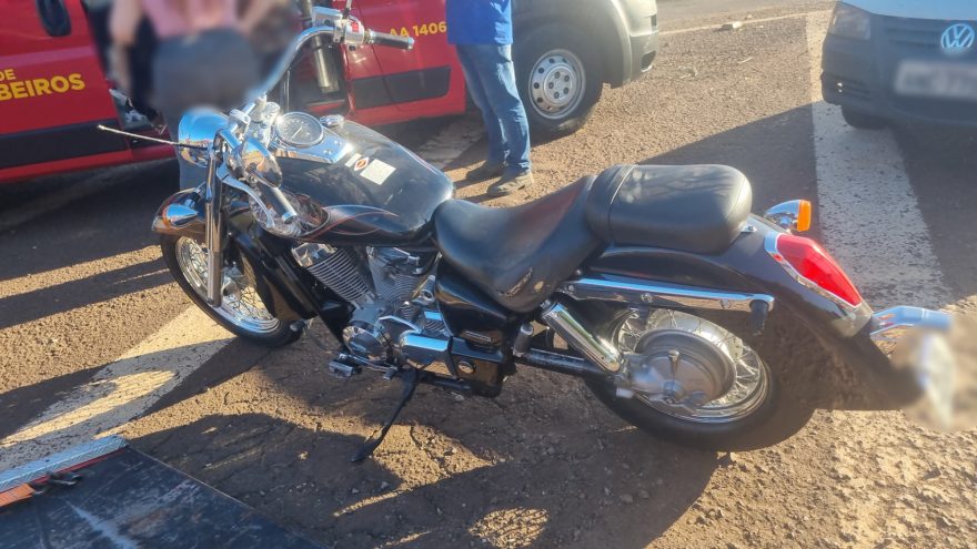 Jovem de 26 anos fica ferido em queda de moto no Santo Onofre