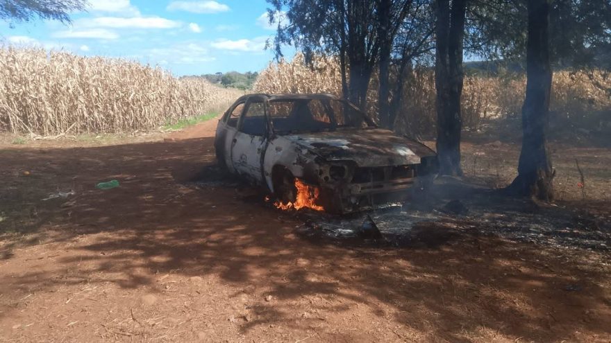 Incêndio destrói veículo na zona rural de Cascavel