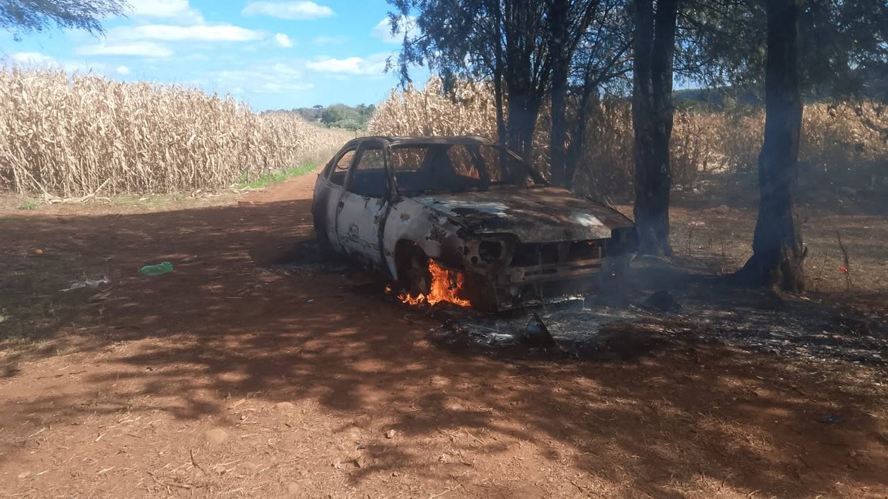 Incêndio destrói veículo na zona rural de Cascavel