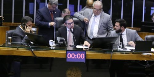 Câmara aprova urgência para proposta que reduz benefícios fiscais Imagem referente a Câmara aprova urgência para proposta que reduz benefícios fiscais