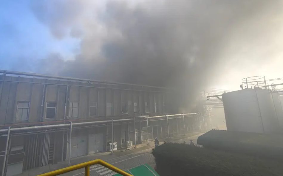 Incêndio toma conta de fábrica e fumaça química intoxica funcionários