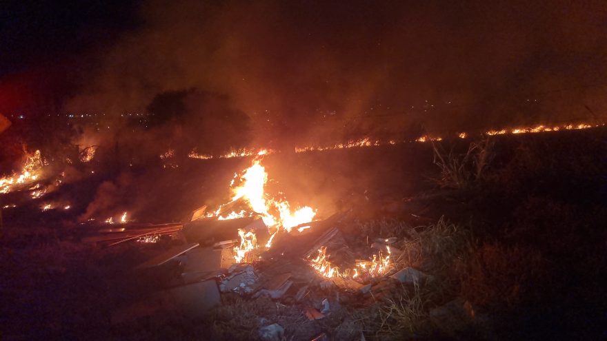 Grande área de vegetação no Quebec pega fogo e mobiliza Corpo de Bombeiros