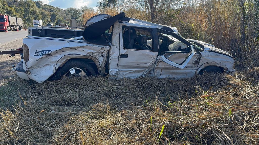 Batida frontal deixa caminhonete destruída e duas pessoas feridas no Sudoeste