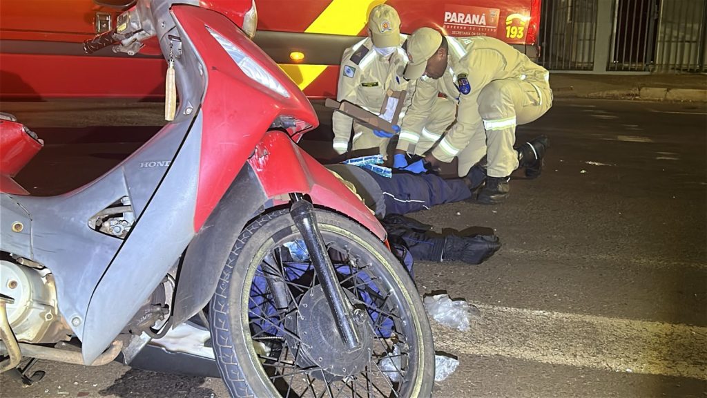 Motociclista quebra a clavícula e a perna em acidente na Avenida das Pombas