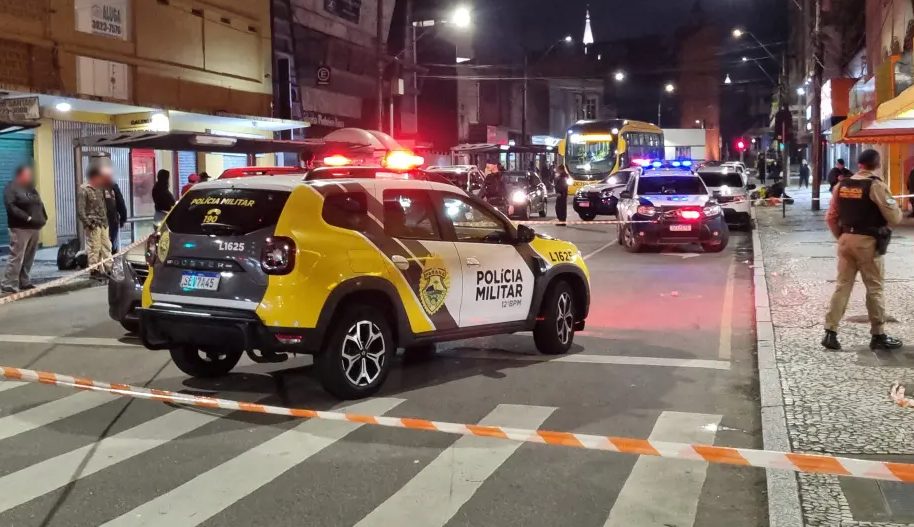 Tiroteio! Homem é executado a tiros em plena rua e motorista de aplicativo escapa por milagre