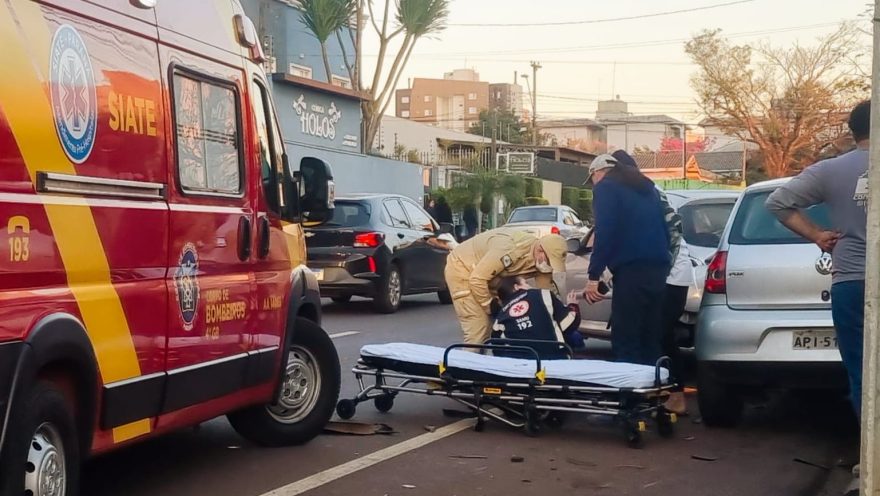 Colisão entre quatro carros deixa pessoa ferida na Rua Presidente Kennedy