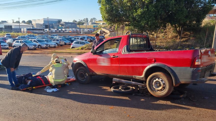 Imagem mostra que gravidade do acidente poderia ter terminado em tragédia; moto para debaixo de Strada