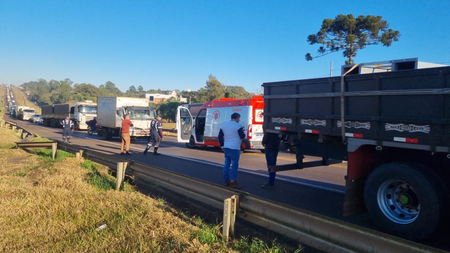 Colisão entre caminhões interdita BR-277 na Região do Lago Municipal