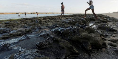Estrangeiros atrasam investigação sobre óleo no litoral do Nordeste Imagem referente a Estrangeiros atrasam investigação sobre óleo no litoral do Nordeste