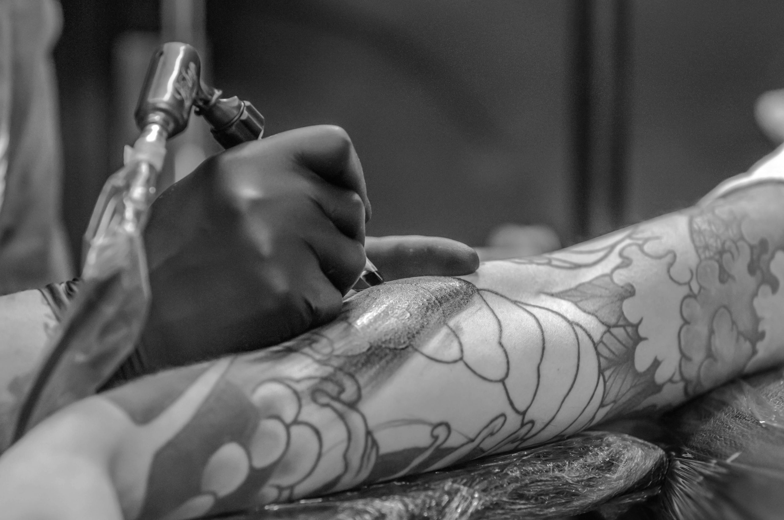Ministério Público denuncia médico por morte de paciente durante tatuagem