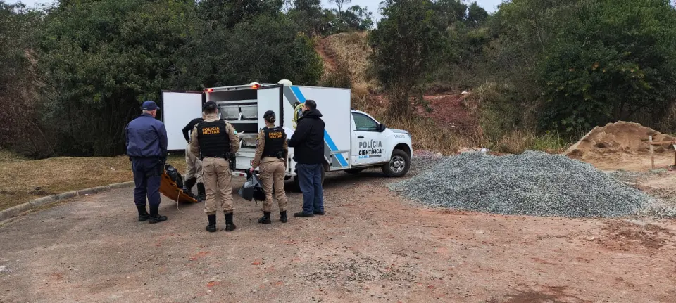 Corpo de homem é encontrado jogado em área de mata mas polícia não localiza marcas de agressão