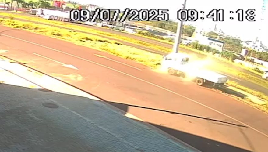 Câmera de segurança flagra momento em que veículo colide contra poste em Cascavel