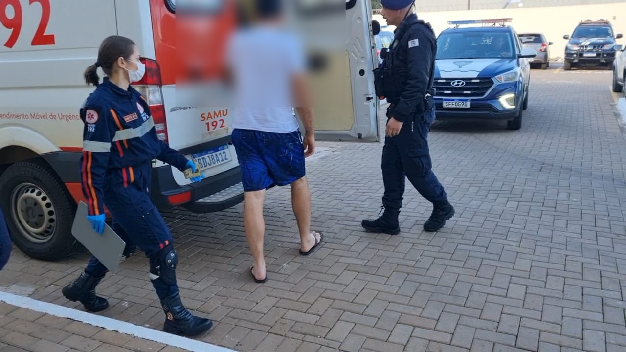 Preso por bater em enteada de 7 anos, homem tem ataque nervoso e é atendido pelo Samu
