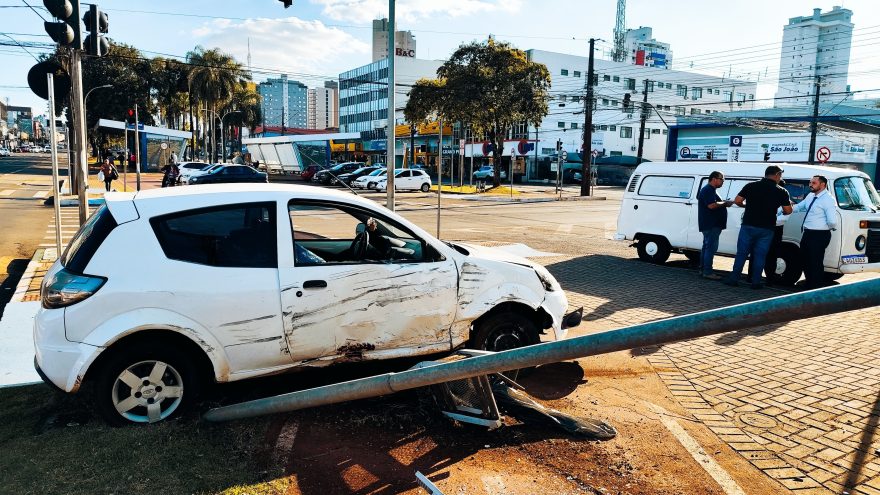 Após colisão com Kombi, Ford Ka invade calçada e derruba placa de sinalização