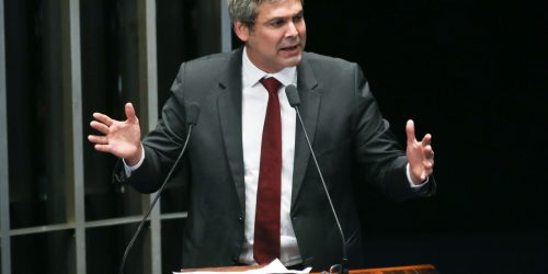 Líder do PT na Câmara diz que tarifas de Trump são ataque à democracia Imagem referente a Líder do PT na Câmara diz que tarifas de Trump são ataque à democracia
