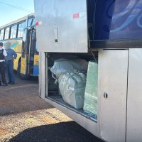 Imagem referente a Ônibus do contrabando: Receita e PRF apreendem R$ 830 mil em mercadorias em Ubiratã