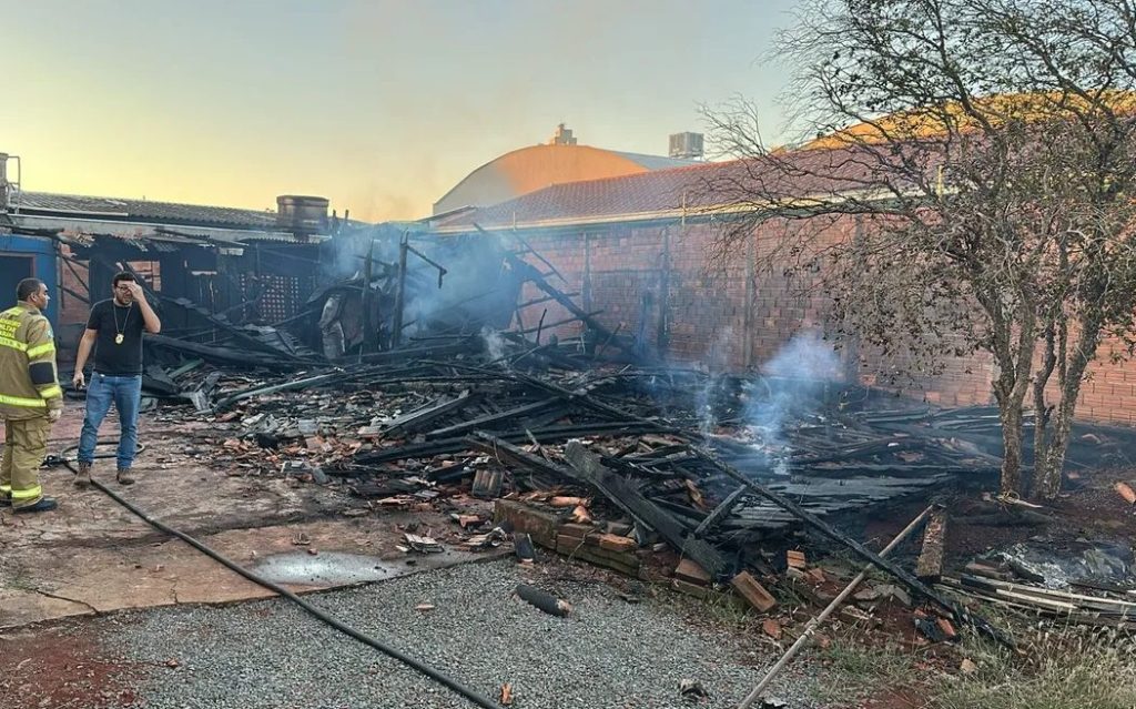 Tragédia no fim de tarde: Idoso morre carbonizado após incêndio em residência 