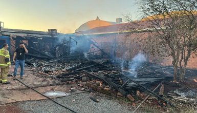 Imagem referente a Tragédia no fim de tarde: Idoso morre carbonizado após incêndio em residência 
