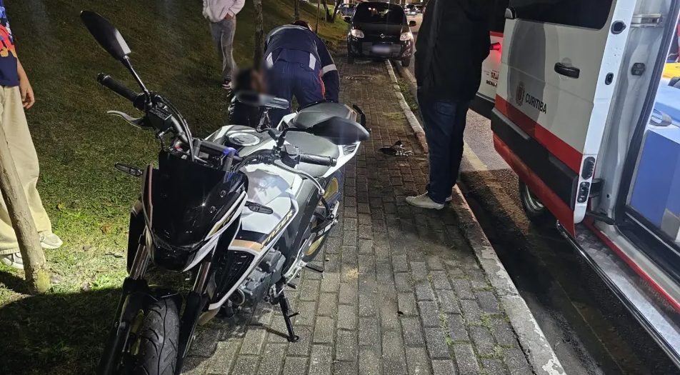 Motorista se envolve em acidente, promete ajuda para motociclista e “pica a mula”