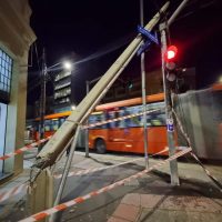 Imagem referente a Caminhão destrói poste no Centro de Curitiba, foge e deixa caos para trás