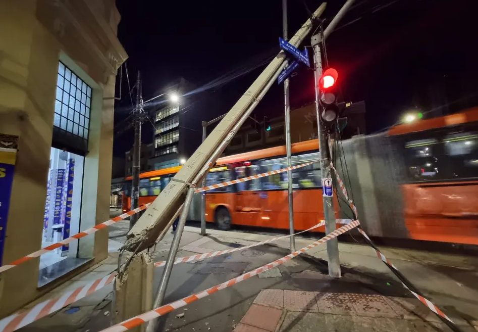 Caminhão destrói poste no Centro de Curitiba, foge e deixa caos para trás