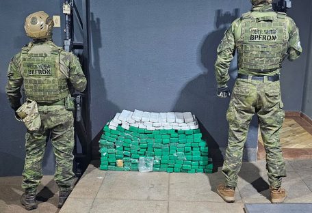 Imagem referente a Pelotão COBRA invade residência e prende dono de 122 kg de maconha