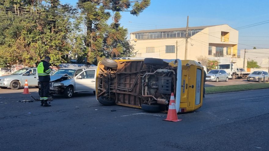 Kombi tomba após colidir com Saveiro na Avenida Brasil, em Cascavel