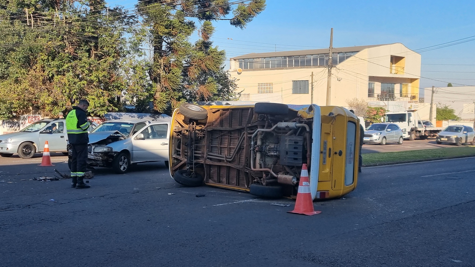Kombi tomba após colidir com Saveiro na Avenida Brasil, em Cascavel Kombi tomba após colidir com Saveiro na Avenida Brasil, em Cascavel