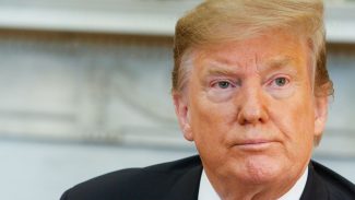 Para Nobel de Economia, Trump usa tarifas para proteger ditadores