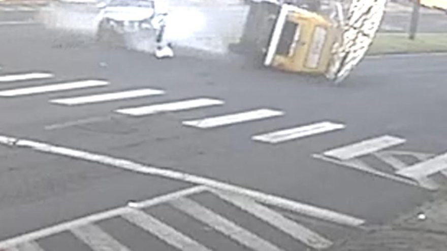 Kombi tomba após atravessar a frente de Saveiro na tentativa de conversão; Veja vídeo