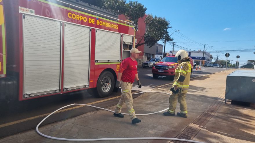 Incêndio é registrado em estacionamento de edifício no Centro de Cascavel