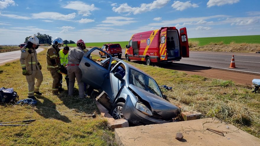 Carro sai da pista e para em canaleta de escoamento de água na BR-163, em Cascavel