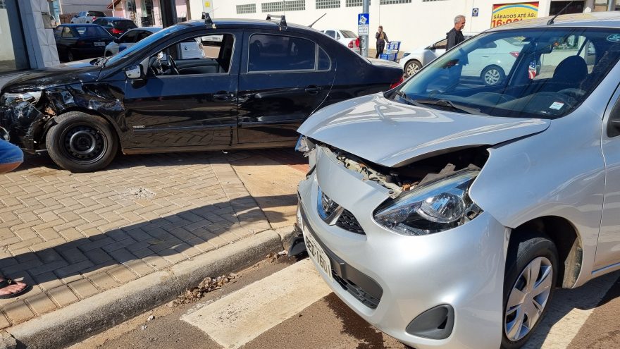 Carros batem na Avenida Carlos Gomes e um deles vai parar na calçada