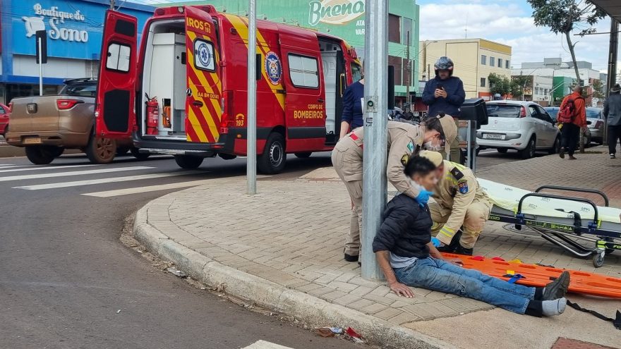 Motociclista é socorrido após acidente com Honda Fit na Avenida Carlos Gomes