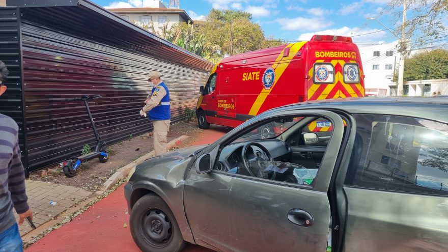 Homem em patinete fica ferido após acidente com Celta na ciclovia da Duque de Caxias
