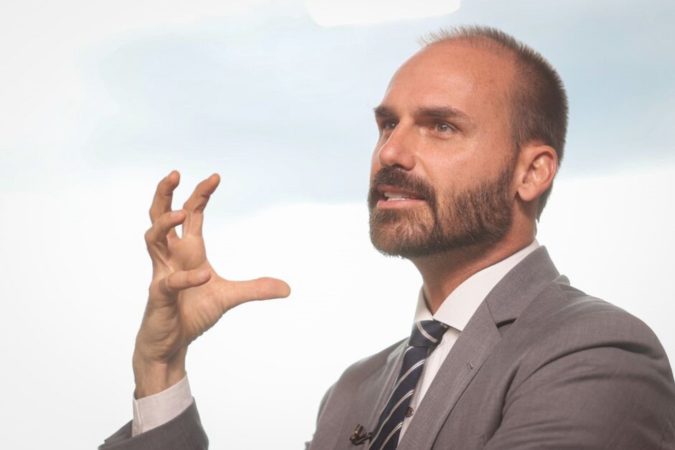 Eduardo Bolsonaro pede aplausos a Trump após tarifa de 50% contra Brasil Eduardo Bolsonaro pede aplausos a Trump após tarifa de 50% contra Brasil