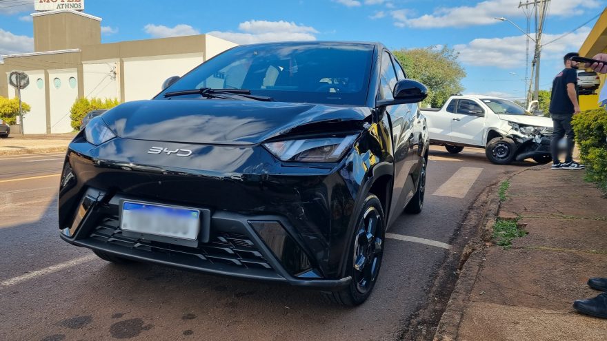 Fiat Strada e BYD se envolvem em colisão na Rua Jorge Lacerda