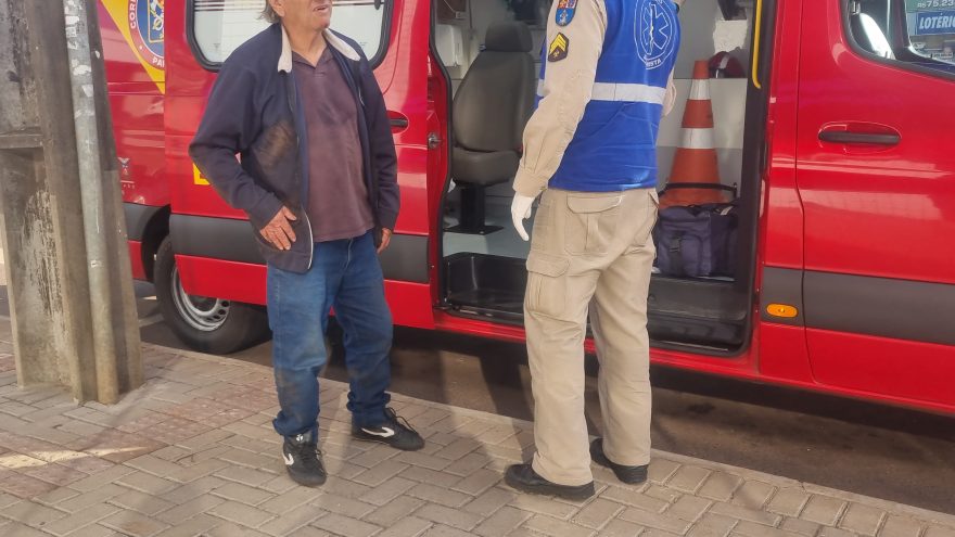 Vítima de atropelamento é socorrida na Avenida Carlos Gomes
