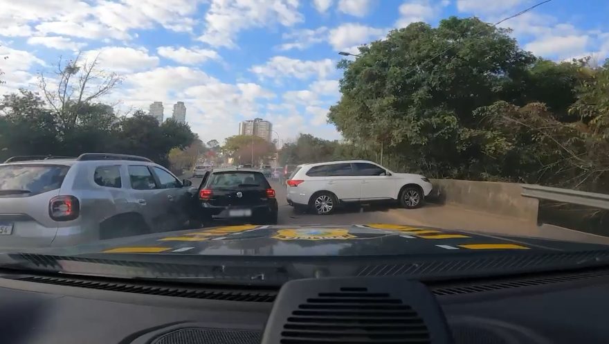 Fuga alucinada termina em batida e montanha de maconha na BR-277