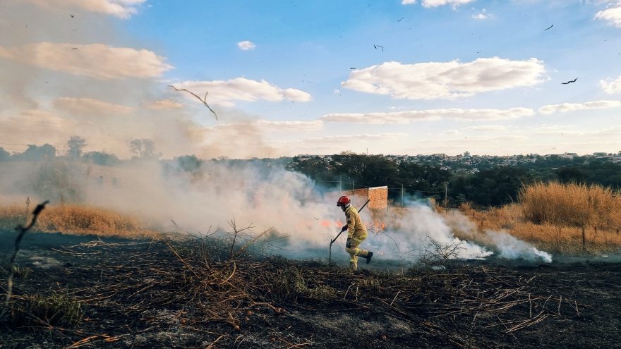 Bombeiros combatem incêndio em grande área de vegetação no Cascavel Velho