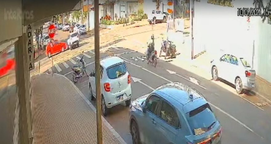 Câmera registra mais um acidente de trânsito na Rua Mato Grosso