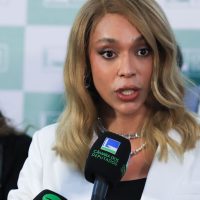 Imagem referente a Erika Hilton pede ao STF bloqueio das contas de Eduardo Bolsonaro