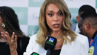 Erika Hilton pede ao STF bloqueio das contas de Eduardo Bolsonaro