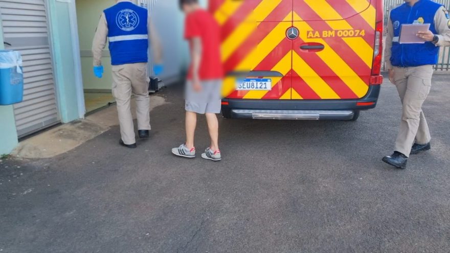 Motociclista de 27 anos fica ferido após colisão com Focus no Jardim Veneza