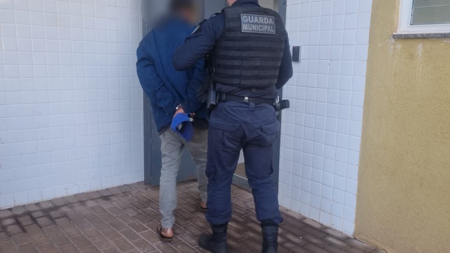 Homem é surpreendido com pedras de crack ao lado de escola no Interlagos