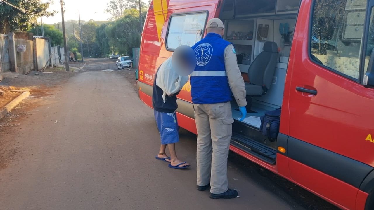 Tentou segurar portão e se machucou: menino sofre luxação no ombro