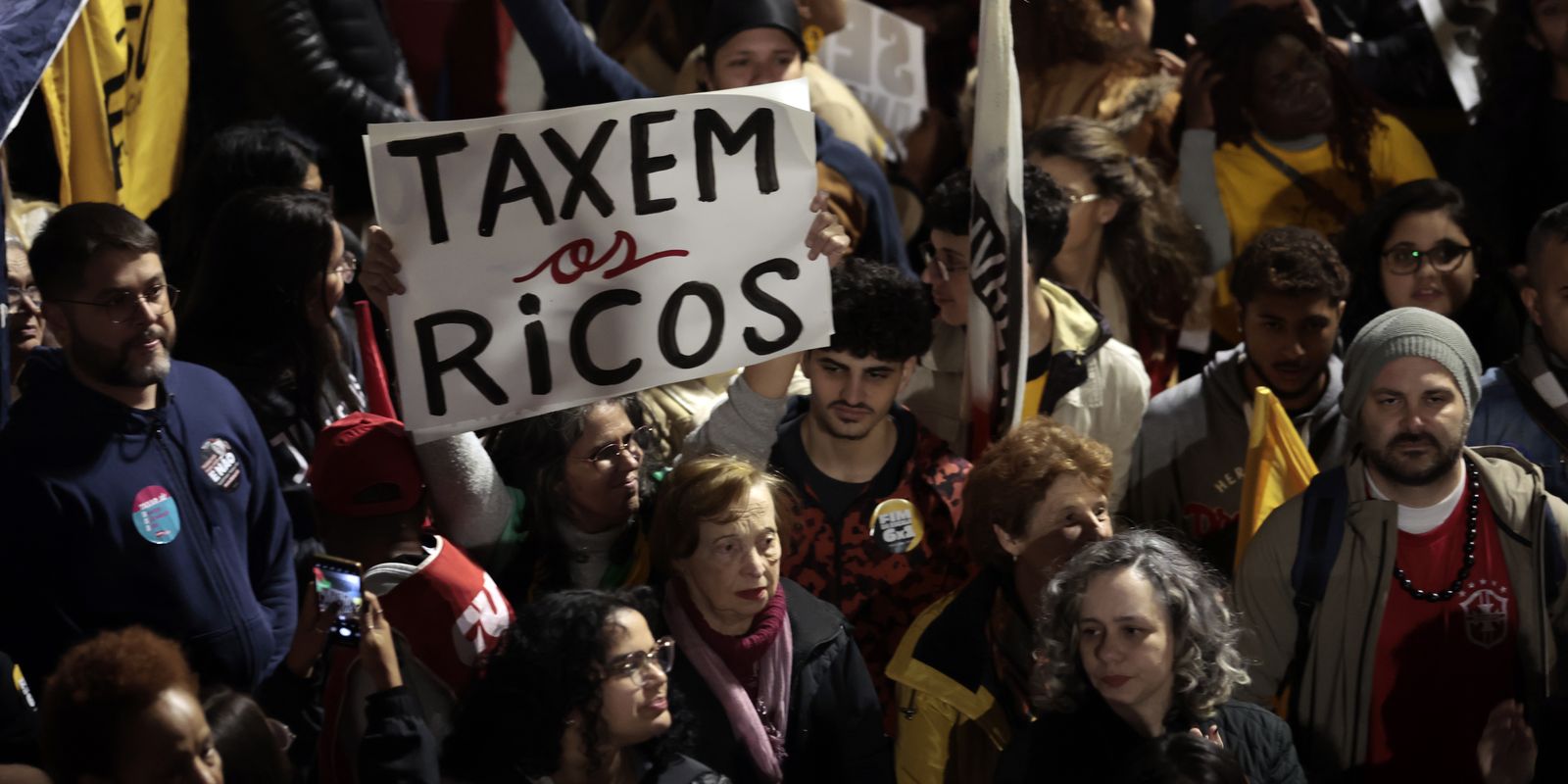 Ato na Avenida Paulista pede taxação de super-ricos e condena tarifaço Ato na Avenida Paulista pede taxação de super-ricos e condena tarifaço