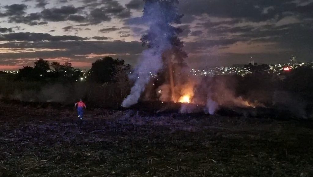 Bombeiros combatem incêndio em área de vegetação na Rua Carijós